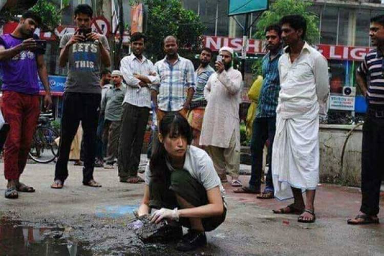 জাপানী নারীর রাস্তার আবর্জনা পরিস্কারের ছবি ভাইরাল